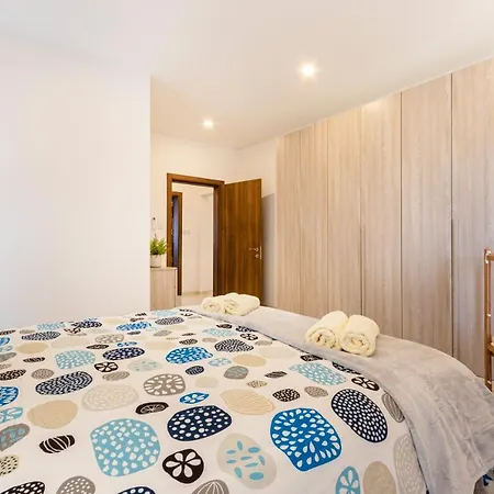 Apartment H1- Modern & Spacious 3 Bedroom *