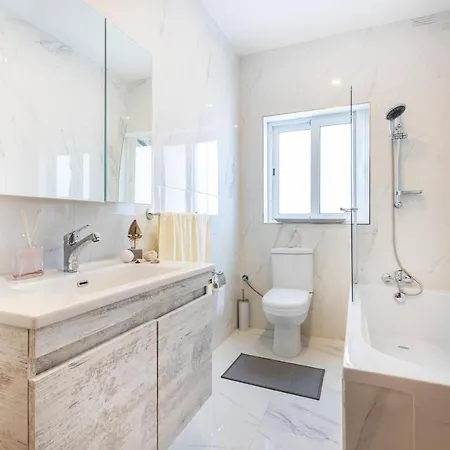 H1- Modern & Spacious 3 Bedroom Apartament