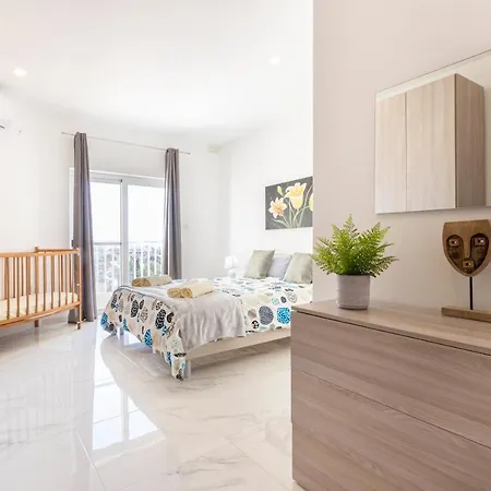 H1- Modern & Spacious 3 Bedroom Apartament *